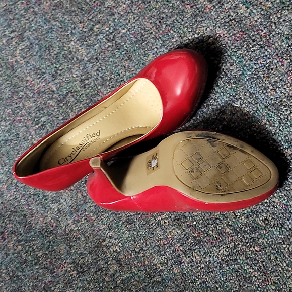 Red heels - Picture 2 of 3